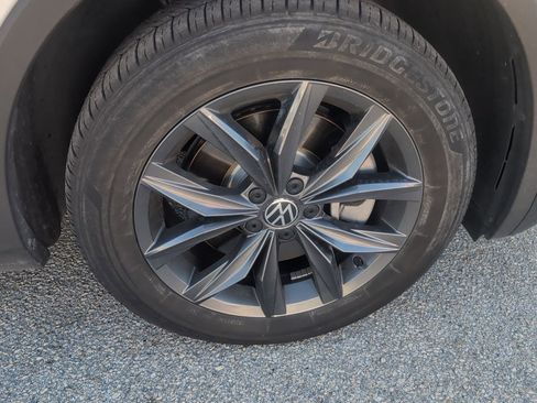 Used 2023 Volkswagen Tiguan SE w/ Panoramic Sunroof Package image 10