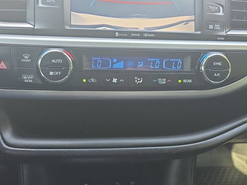 Used 2019 Toyota Highlander SE w/ Nightshade Edition AWD/4WD image 27