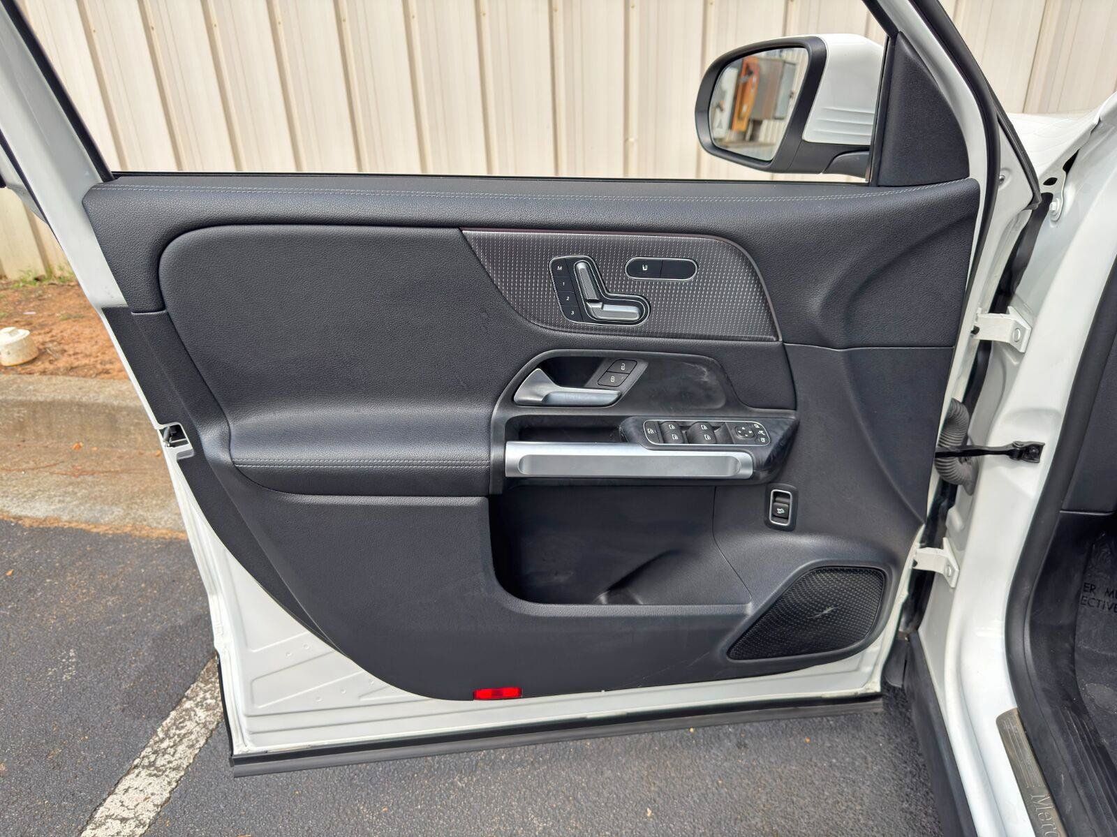 Used 2023 Mercedes-Benz EQB 300 4MATIC w/ Exclusive Package image 43
