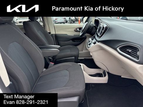 Used 2023 Chrysler Voyager LX image 29