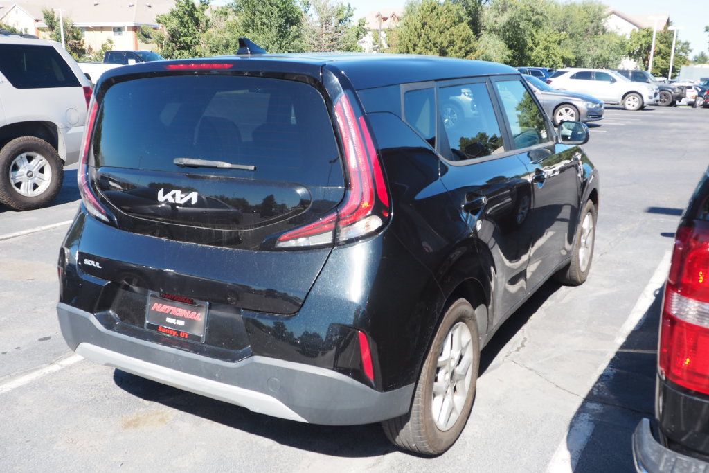 Used 2023 Kia Soul S FWD image 3