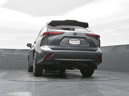 Used 2024 Toyota Highlander XLE image 30