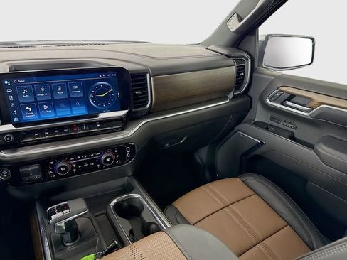 Used 2025 Chevrolet Silverado 1500 High Country w/ High Country Premium Package AWD/4WD image 25