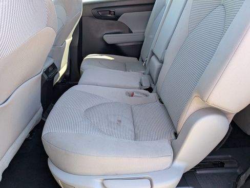 Used 2021 Toyota Highlander LE image 9