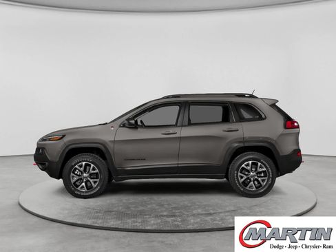 Used 2015 Jeep Cherokee Trailhawk w/ Comfort/Convenience Group AWD/4WD image 3