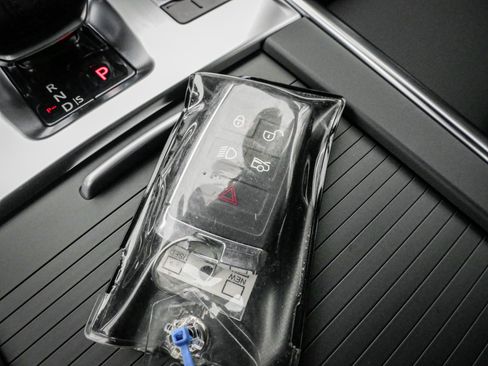 Used 2024 Jaguar XF R-Dynamic SE AWD/4WD image 34