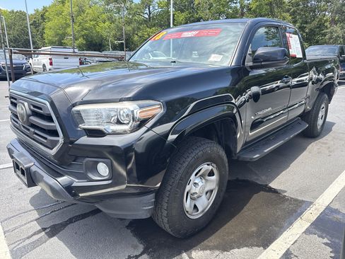 Used 2018 Toyota Tacoma SR5 AWD/4WD image 5