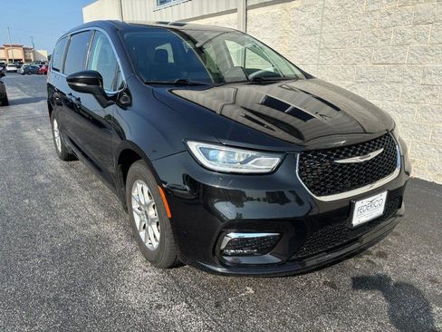 Used 2023 Chrysler Pacifica Touring-L FWD image 2