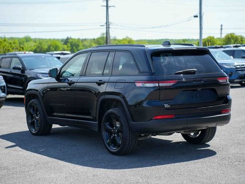 Used 2024 Jeep Grand Cherokee Altitude AWD/4WD image 7