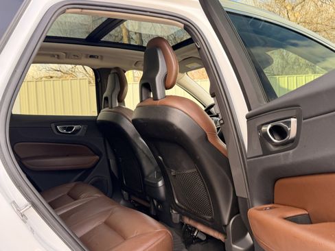 Used 2019 Volvo XC60 T5 Momentum w/ Multimedia Package image 22