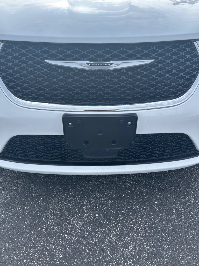 Used 2023 Chrysler Pacifica Touring-L FWD image 3