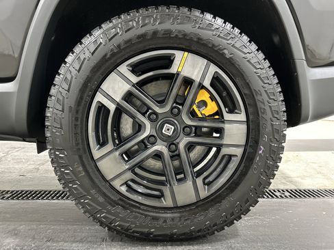 Used 2025 Rivian R1S Premium image 10