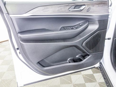 New 2025 Jeep Grand Cherokee L Limited w/ Black Appearance Package image 15