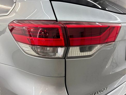 Used 2019 Toyota Highlander XLE AWD/4WD image 33
