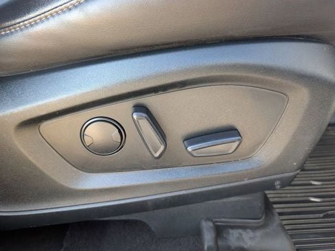 Used 2022 Ford Explorer XLT w/ Equipment Group 202A image 25