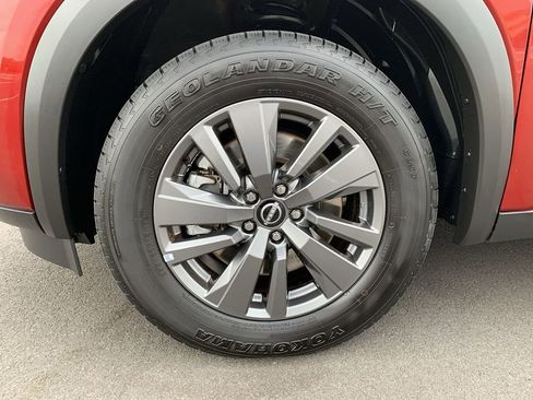 Used 2024 Nissan Pathfinder SV image 10