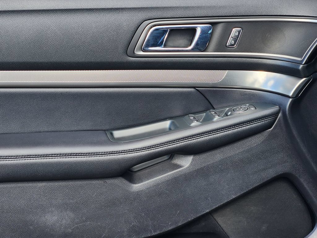 Used 2019 Ford Explorer XLT w/ Equipment Group 202A AWD/4WD image 14
