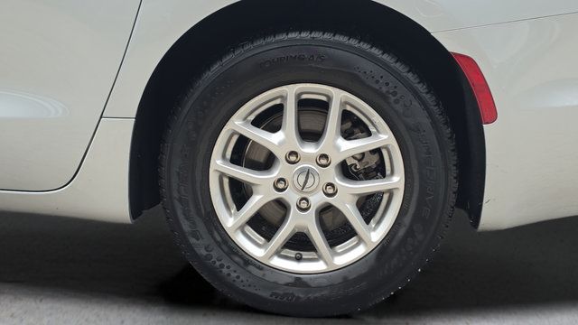Used 2024 Chrysler Pacifica Touring-L FWD image 19