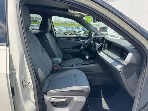 Used 2025 Volkswagen Tiguan SE R-Line AWD/4WD image 28