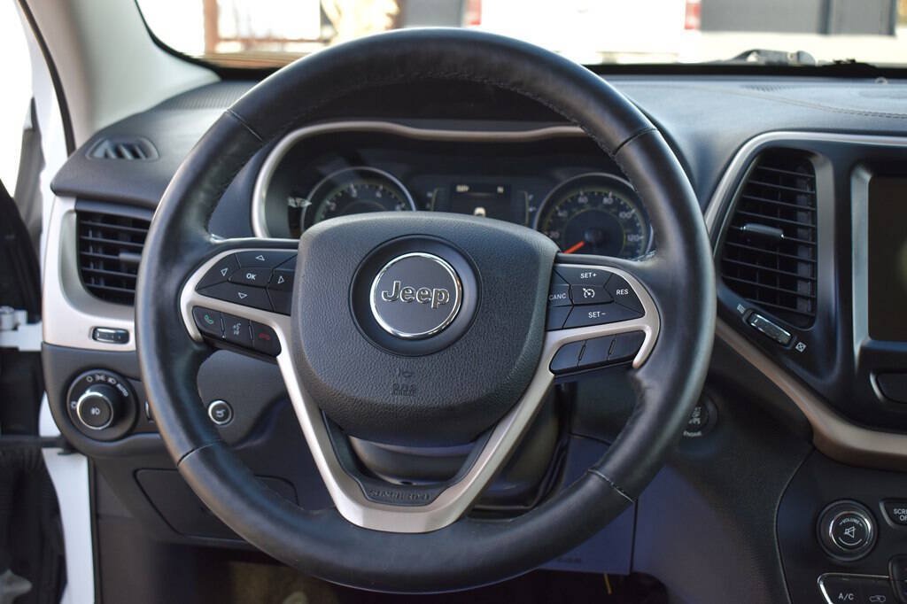 Used 2015 Jeep Cherokee Latitude w/ Comfort/Convenience Group AWD/4WD image 16