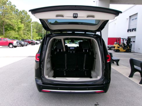 Used 2024 Chrysler Pacifica Touring-L FWD image 20