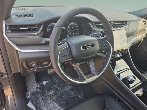 New 2025 Jeep Grand Cherokee Limited RWD image 11