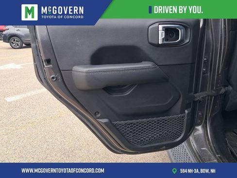 Used 2022 Jeep Wrangler Unlimited Sahara w/ Cold Weather Group AWD/4WD image 15