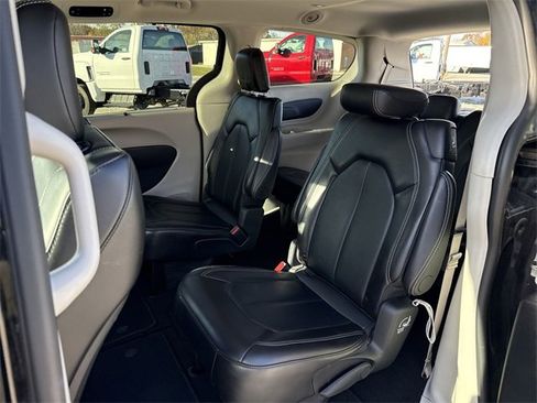 Used 2024 Chrysler Pacifica Touring-L image 24