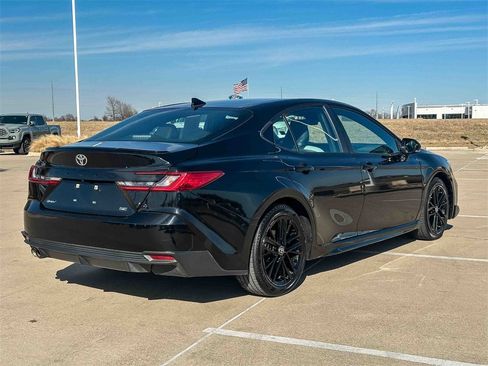 Used 2025 Toyota Camry SE image 3