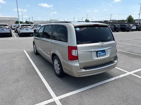 Used 2013 Chrysler Town & Country Touring FWD image 3