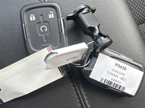 Used 2023 GMC Terrain SLE w/ Driver Convenience Package AWD/4WD image 19