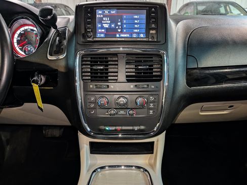 Used 2019 Dodge Grand Caravan SXT FWD image 30