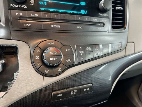 Used 2011 Toyota Sienna SE image 14