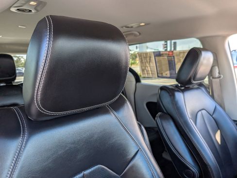 Used 2023 Chrysler Pacifica Touring-L image 3