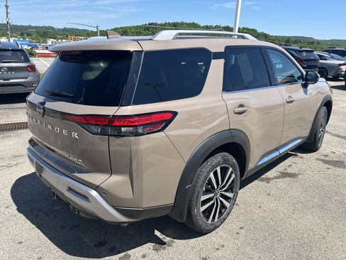 Used 2025 Nissan Pathfinder Platinum AWD/4WD image 5