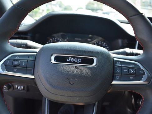 Used 2025 Jeep Compass Trailhawk AWD/4WD image 14