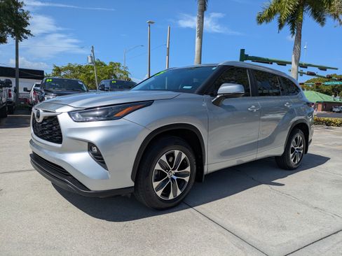 Used 2025 Toyota Highlander XLE FWD image 7