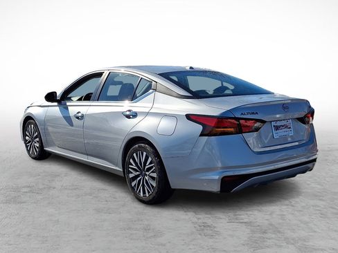 Used 2024 Nissan Altima 2.5 SV image 3