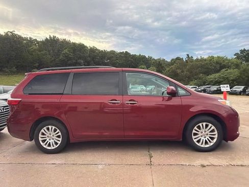 Used 2015 Toyota Sienna XLE w/ XLE Navigation Package FWD image 2