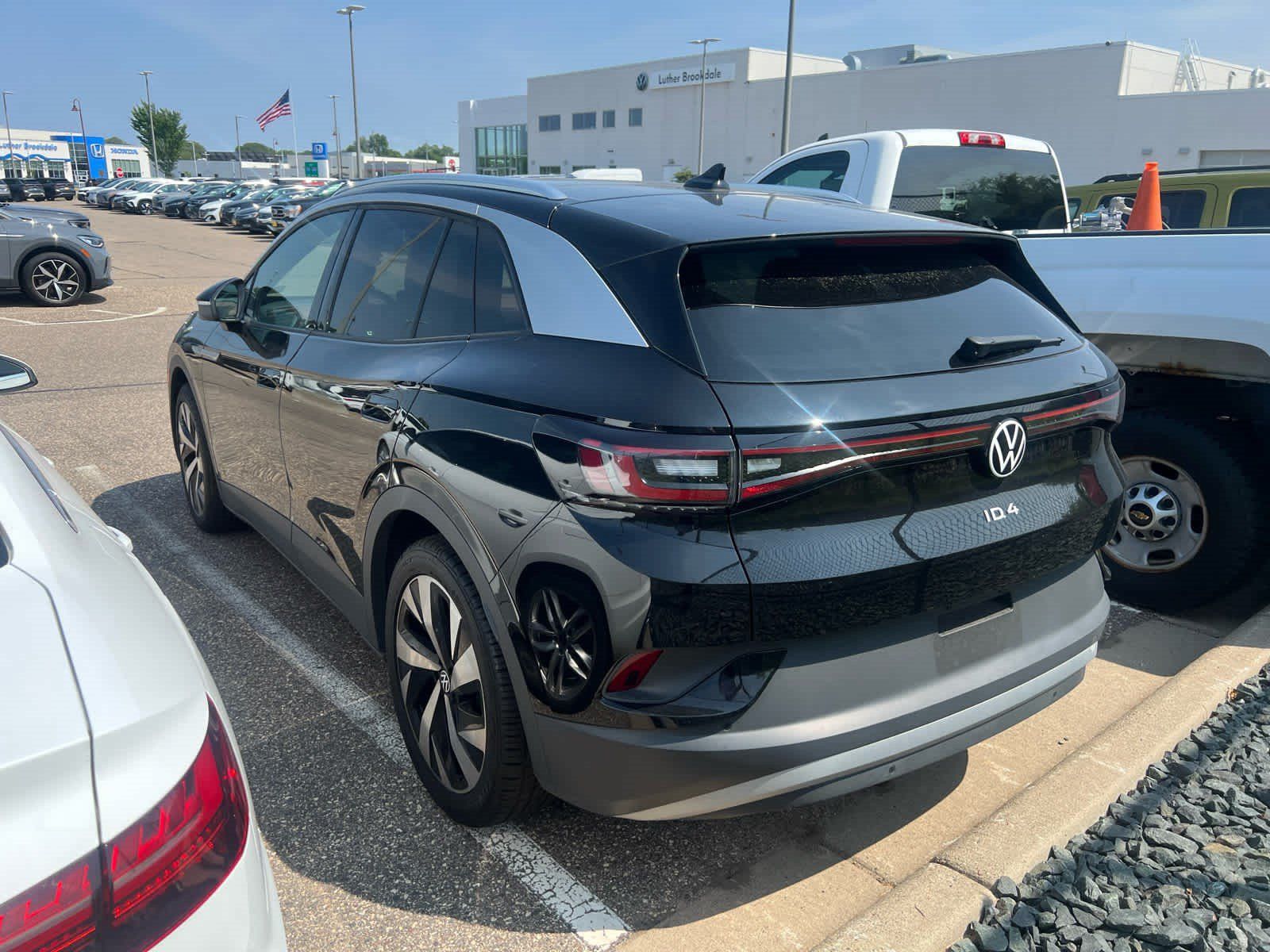Certified 2022 Volkswagen ID.4 Pro S w/ Gradient Package RWD image 4