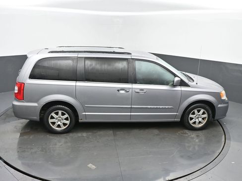 Used 2013 Chrysler Town & Country Touring image 38