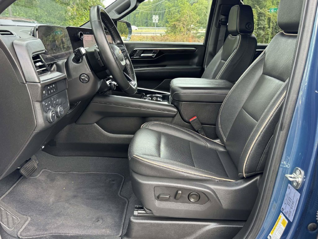Used 2025 Chevrolet Suburban Premier AWD/4WD image 22
