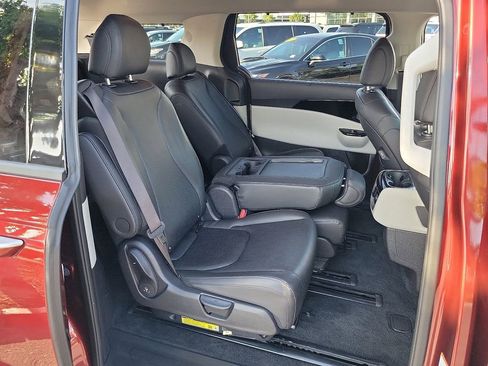 Used 2024 Kia Carnival SX image 17