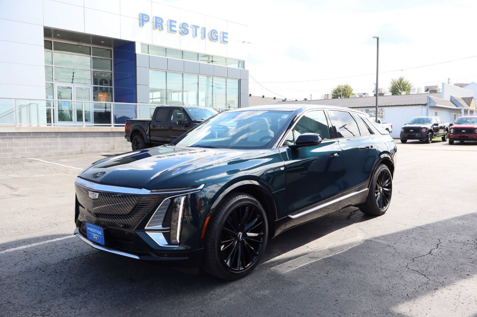 Used 2024 Cadillac Lyriq Luxury AWD/4WD image 2