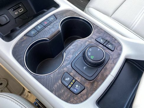 Used 2021 GMC Acadia Denali w/ Denali Technology Package FWD image 32