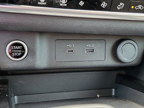 Used 2023 Nissan Rogue SV image 9