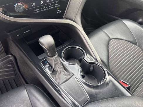 Used 2020 Toyota Camry SE w/ Carpet Mat Package image 24