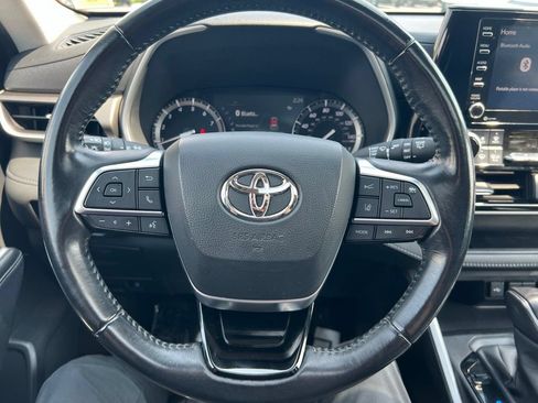 Used 2020 Toyota Highlander XLE AWD/4WD image 23