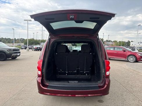 Used 2017 Dodge Grand Caravan SE FWD image 33