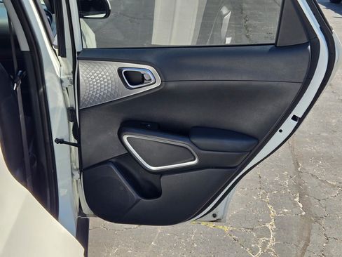 Used 2025 Kia Soul LX w/ LX Technology Package FWD image 9